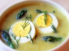 
	Sytá polévka z chřestu s vařenými vejci.
