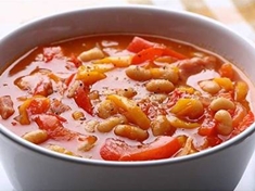 
	Vydatná polévka z rajčat a fazolí.
