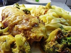 
	Těstoviny s kuřecím masem a brokolicí.
