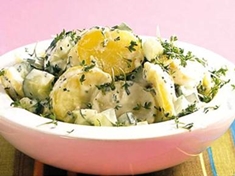 
	Receptů na bramborový salát je nespočetné množství, vyzkoušejte jeden z mnoha.
