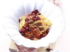 
	Špagety s boloňskou omáčkou a brusinkami.
