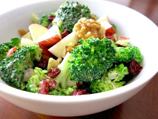 Salát z brokolice