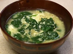 
	Špenátová polévka s vajíčkem.
