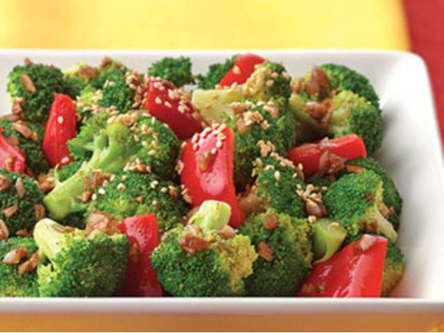 Salát s brokolicí a paprikou