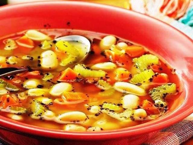 Zdravá polévka se zeleninou a fazolemi