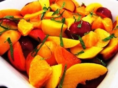 Salát z letního ovoce s pomerančem.
