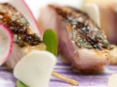 
	Filety makrely obalené slaninou.
