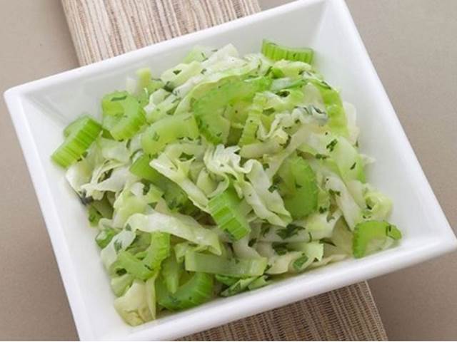 Salát ze zelí a celeru