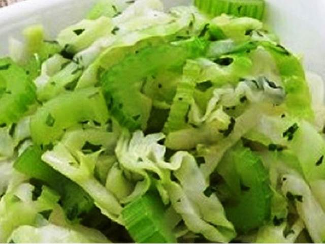 Jednoduchý zelný salát s medem