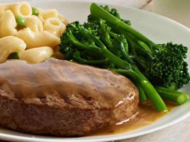 Hovězí steak s těstovinou a brokolicí