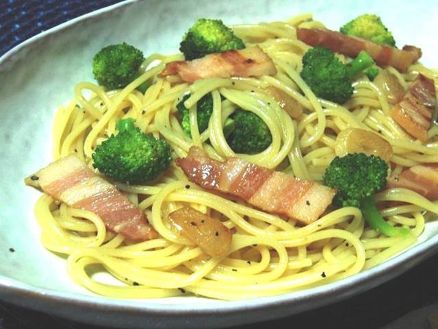 Špagety se slaninou a brokolicí